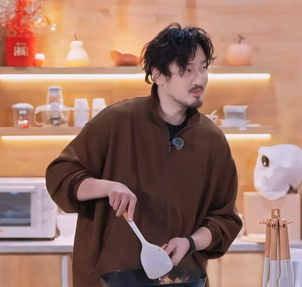 王传君餐车撒饭好大气披荆斩棘 刷到现场返图真的馋哭了，连限定款小食都有，君哥怕不