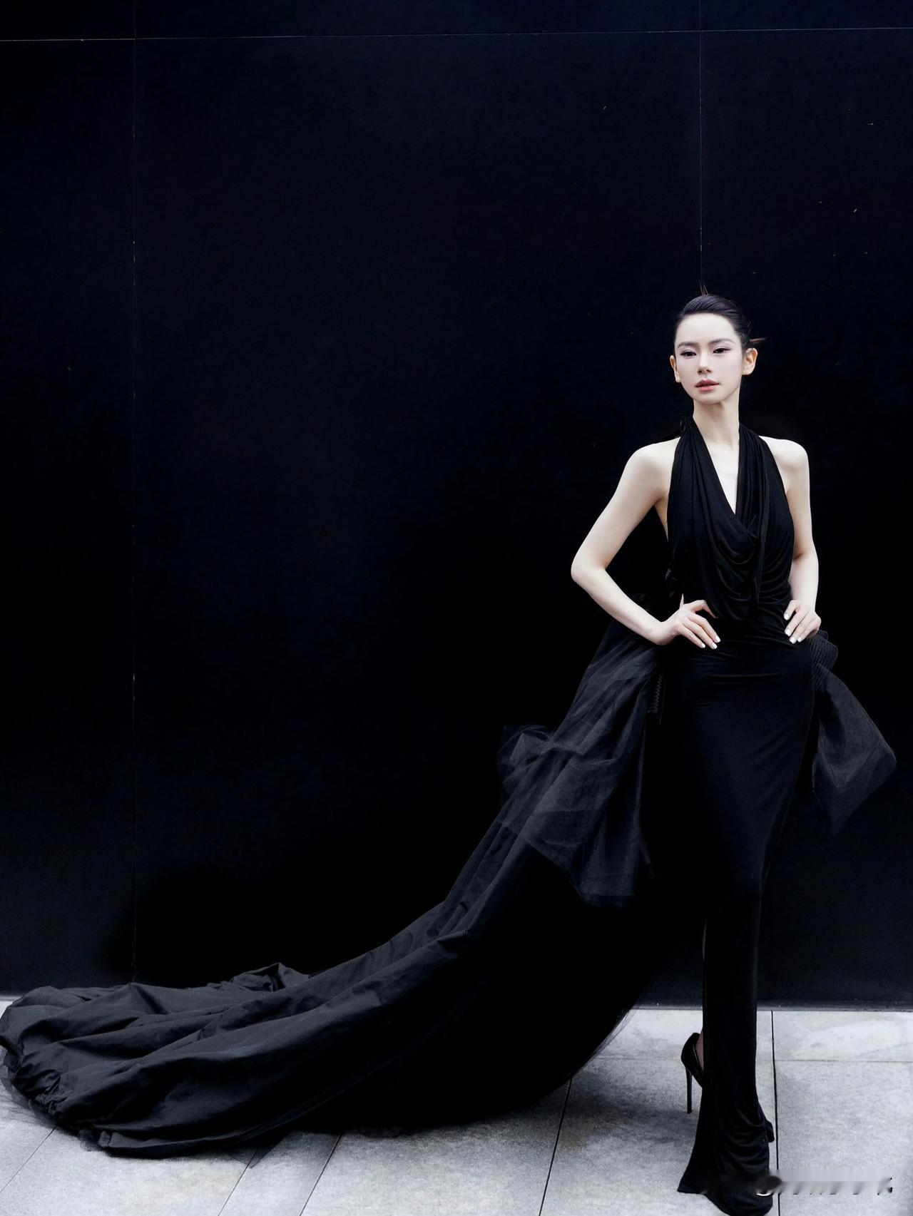 内娱资讯，演员戚薇近日身穿“VERA WANG HAUTE 2024 Sprin