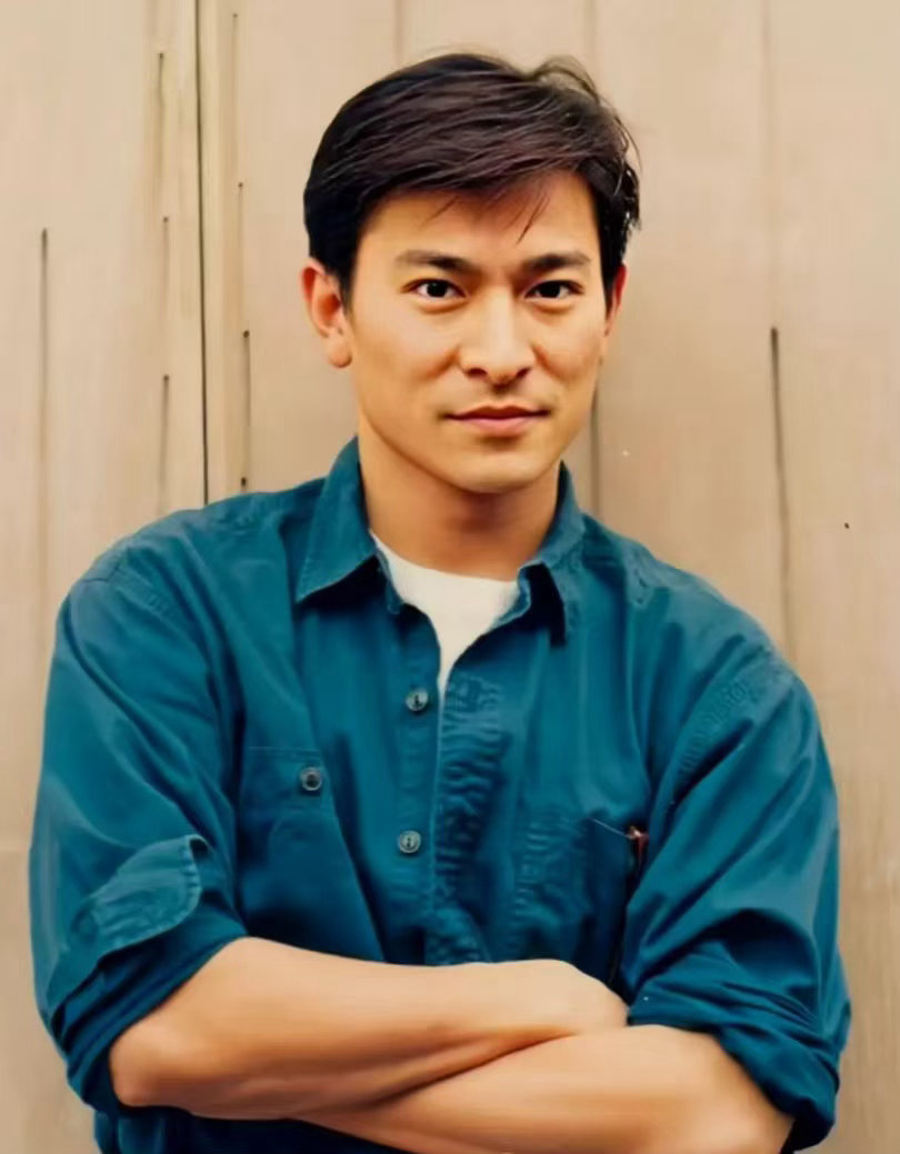 刘德华一如既往的帅气且绅士刘德华西装搭配牛仔裤 很少见人把正装穿得这么不端着，同