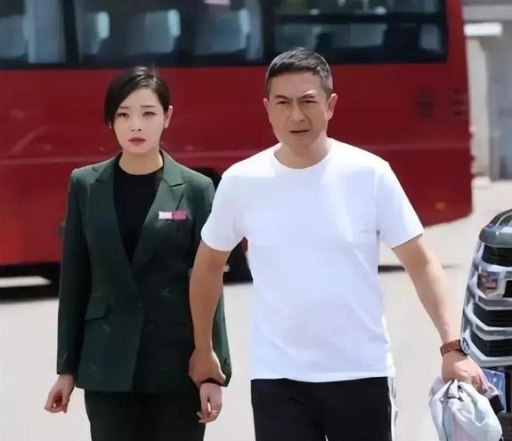 张嘉益流传着一条有趣定律：和他搭戏的演员大多容易走红。可有一位女演员，四次出演他
