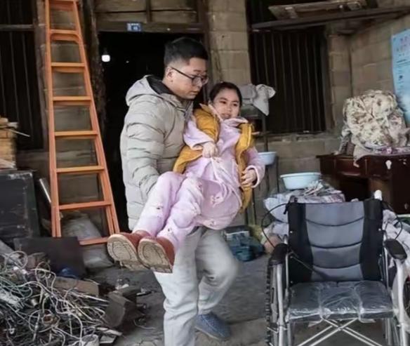 泪目！2019年，陕西一男子爱上了女网友，千里迢迢去表白，没想到，女孩是双腿残疾