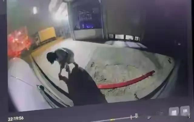 安徽合肥，女子把新车停在马路边的停车位上，晚上接到一个陌生电话，要求女子挪车。女