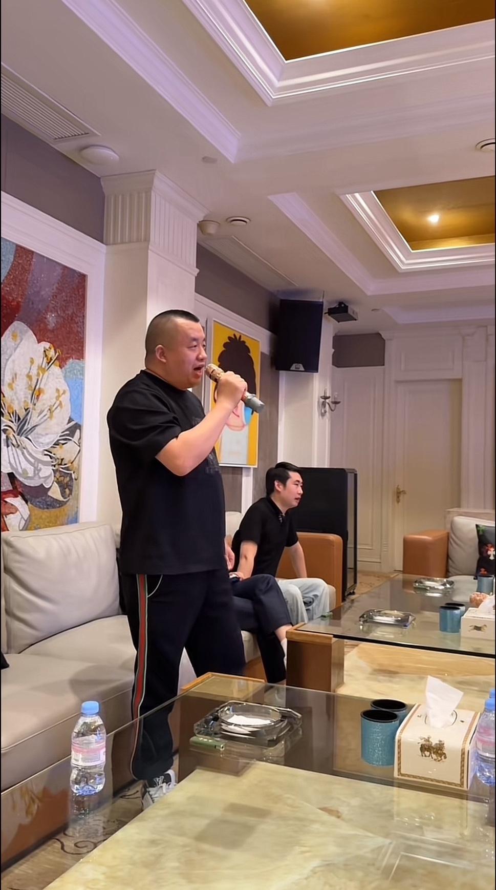 北京坤哥，献丑了，他拿着麦克风的样子，完全是老江湖的架势，这首《大不了》唱得又稳