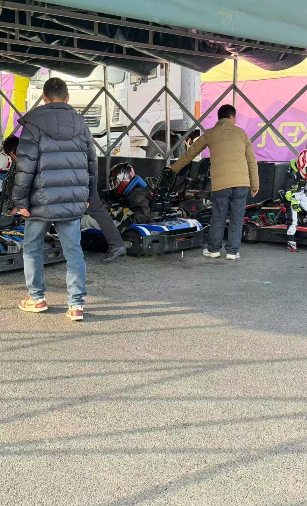 沈腾北京开卡丁车，四层双下巴生图油腻，头裹白毛巾很吸睛！！！！！！！！ 