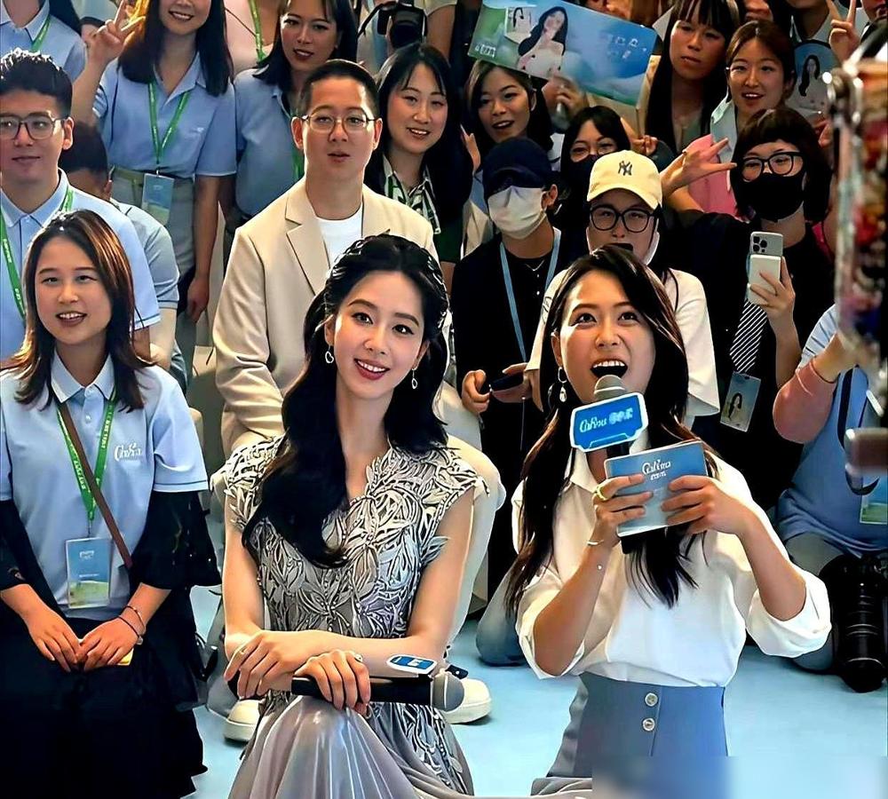 杨幂的真实面目，到底有多分裂？一边是合作多年的老戏骨猛夸她没架子、超敬业，另一边