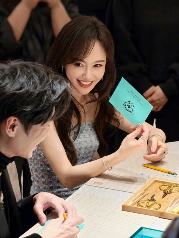 高风和曲梦同框啦 
人之初剧外的另一种圆满
权威的两位Tiffany代言人💎 