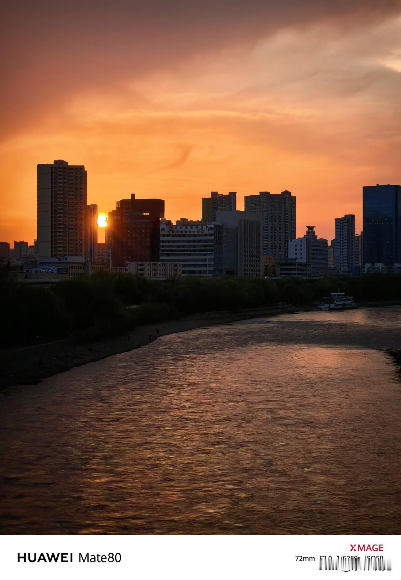 西部摄影 夕阳 母亲河的黄昏，是金城最温柔的告白。夕阳将天空染成橘红，像打翻了一