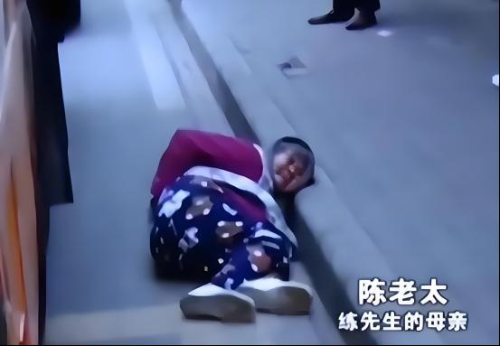 广东深圳，75岁大妈摔倒没人敢扶，她强忍疼痛大喊“我不讹人！”没曾想司机好心将大
