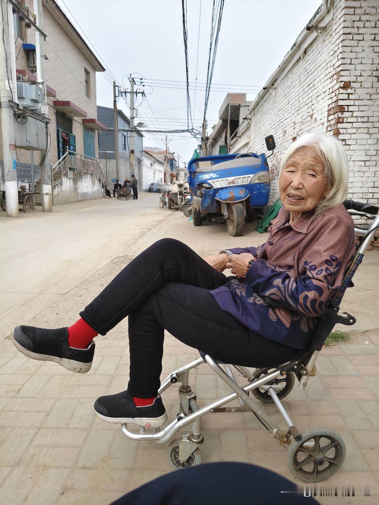 前天下午接班，伺候百岁的奶奶，今天进入第三天了。我的照顾天数为五天。

摸清了奶