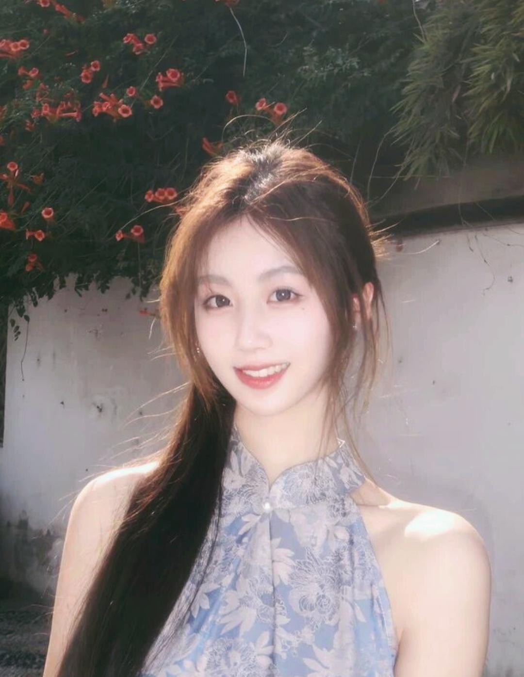 "满园春色关不住，一枝红杏出墙来"。这句诗美极了！想象一下，园中春意盎然，繁花似