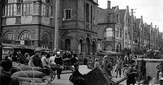 1947年，赵平和老婆叛变，将刘少文所在位置供了出来，国民党特务闯入食品店，想要