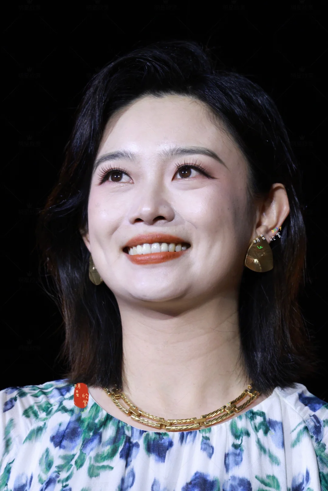 李七月主持黄皮树下音乐会，气质优雅
