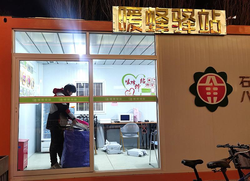 前阵子跟家附近站点的外卖站长唠过，他说今年开春以来，站点里新入职的小哥里，有近四