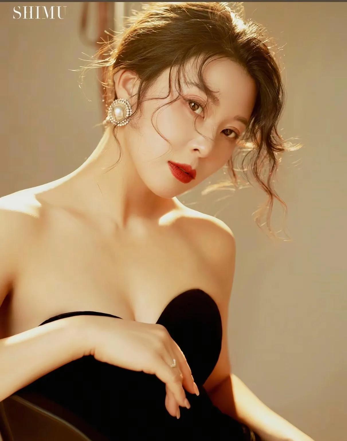 陈数这是什么神仙状态！黑裙珍珠耳环的高级感被她玩明白了
 
谁能想到，一袭经典黑