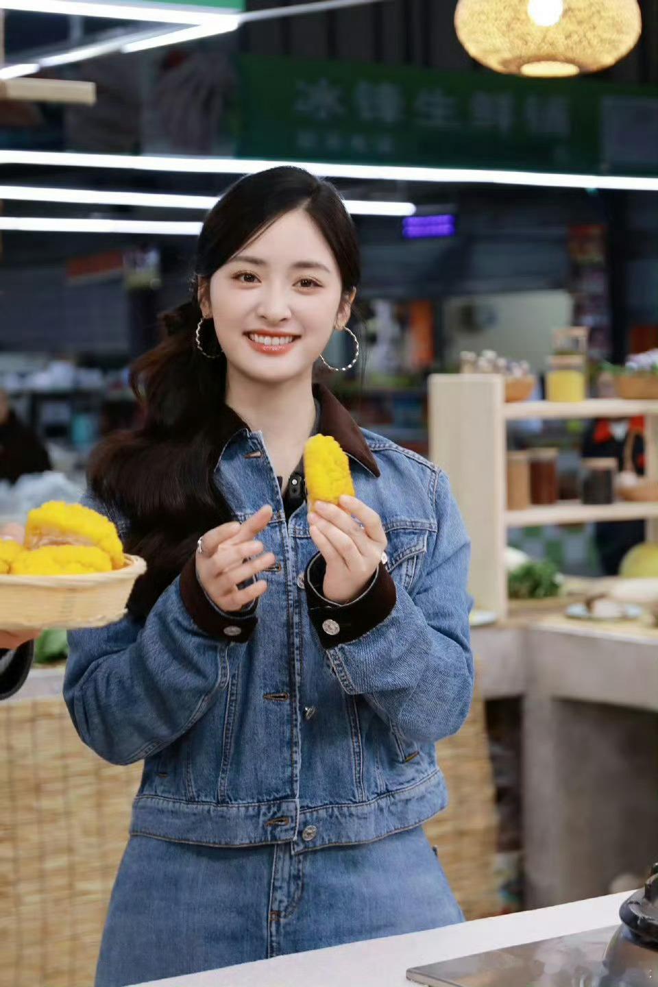 沈月撞档沈月 谁懂这份双倍快乐！沈月周末双档连看，综艺爆笑整活超有梗，美食节目逛