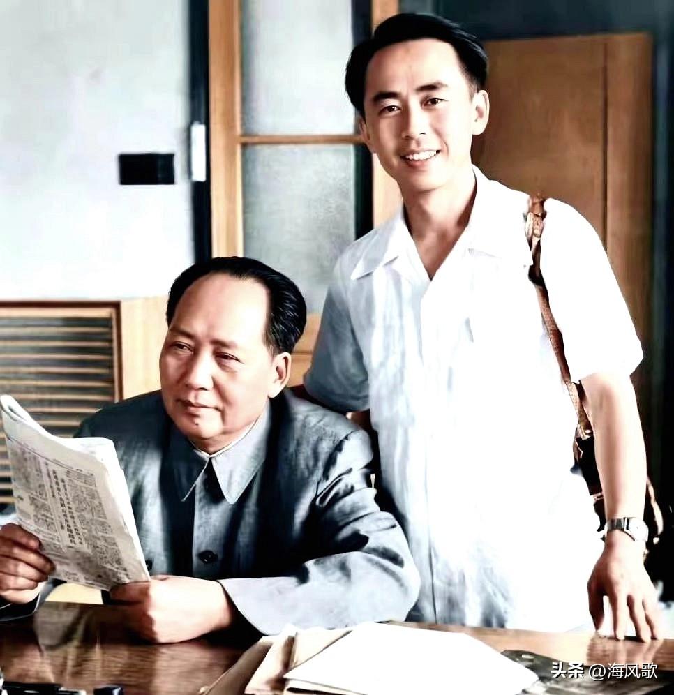这张拍摄于1962年武汉东湖的老照片十分珍贵 。毛主席端坐桌前，正低头专注阅读报