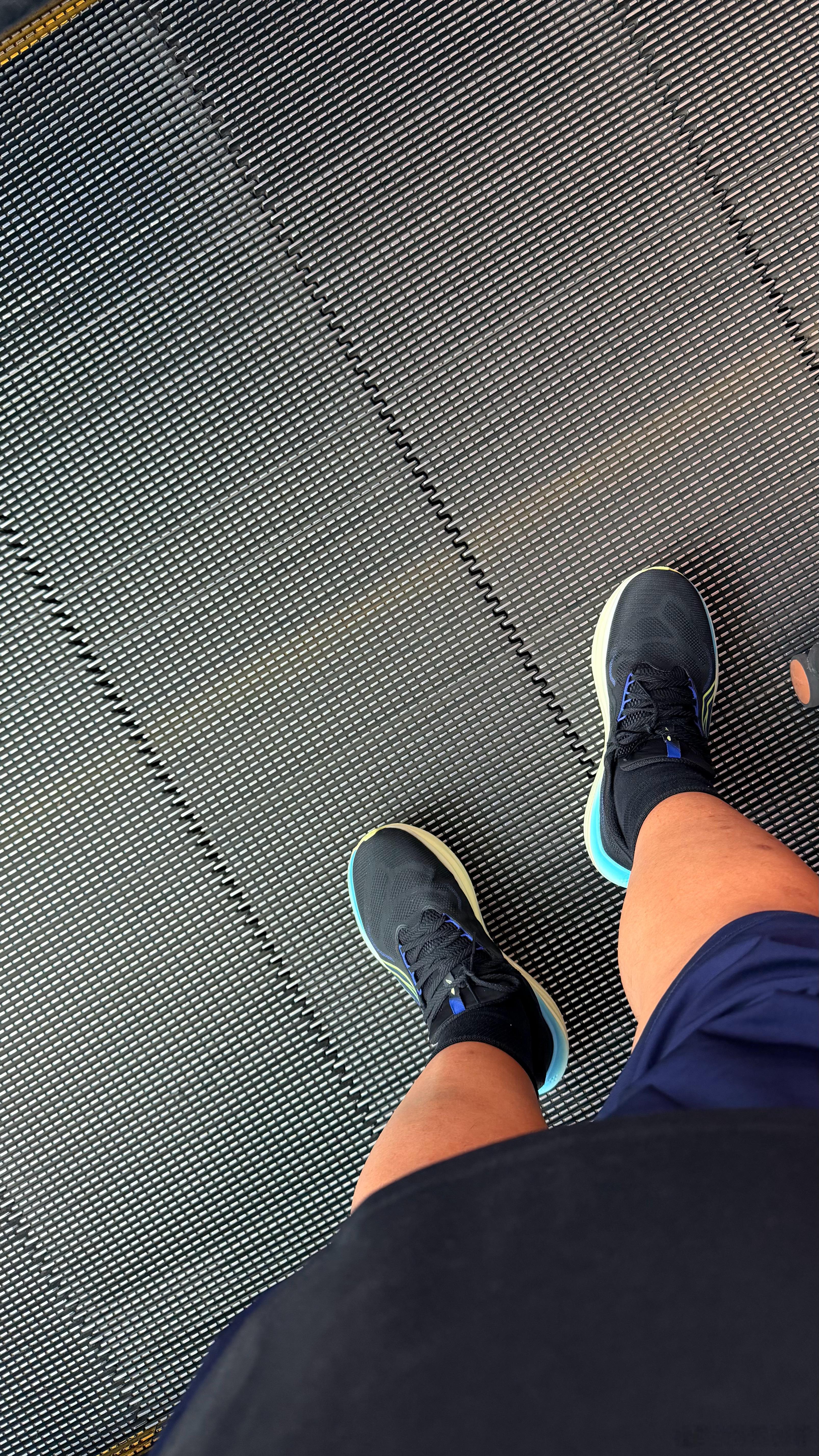 今天出差穿一双李宁的顶缓说实话悠适 2 这双鞋真挺舒服就是不适合跑步透气一般一会
