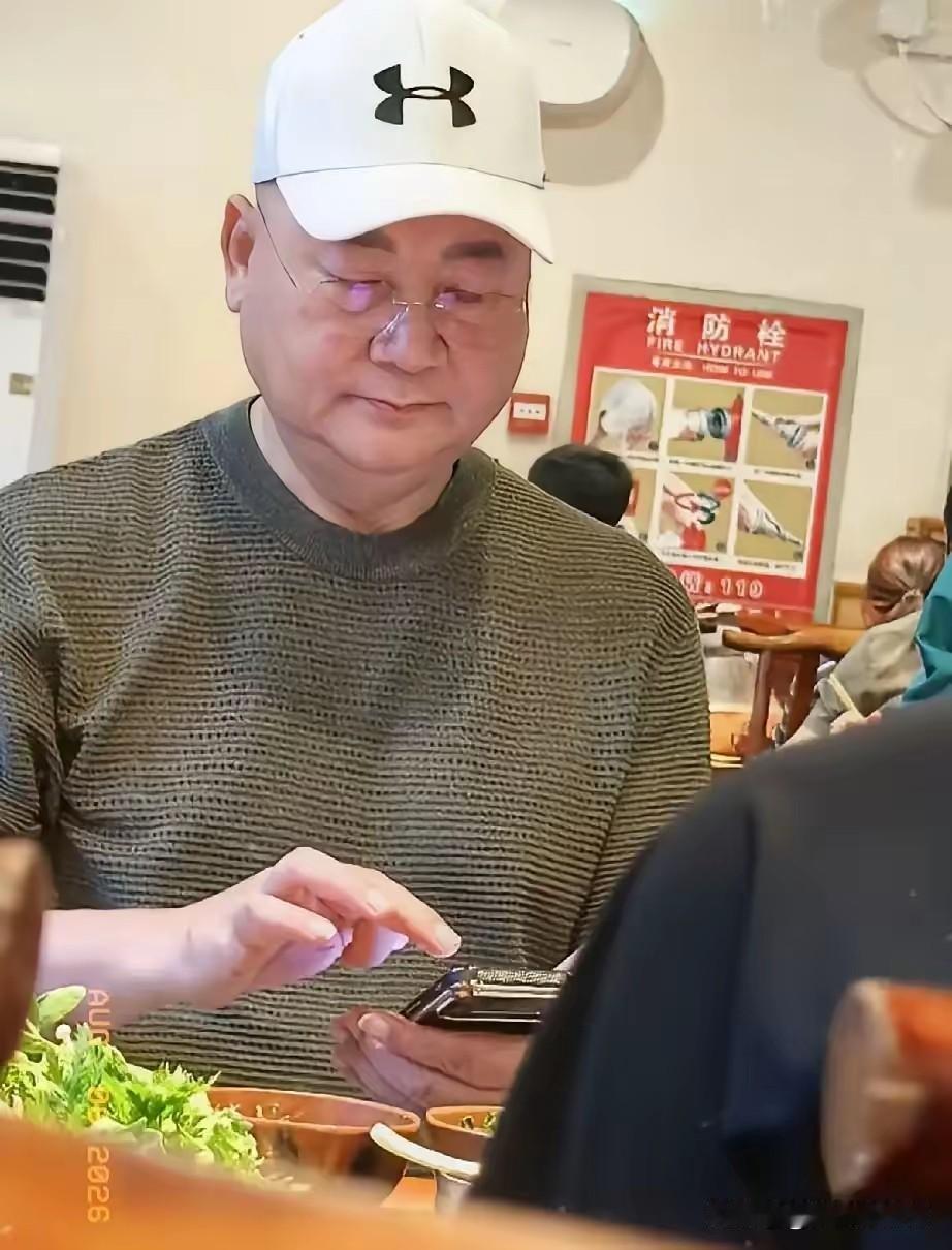 看到迟重瑞现身北京饭店的照片，第一眼差点没认出来。

没了他那位“女首富”夫人的