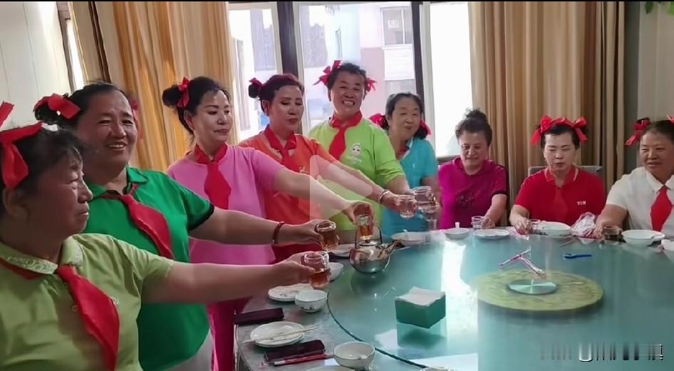 大妈聚餐系红领巾扮孩童，装嫩惹争议：晚年随性≠不分分寸
 
最近看到一条视频，一