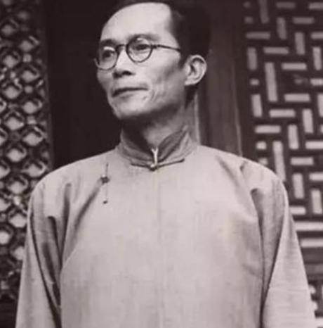 1962年，清华校长梅贻琦病逝。家人在整理他的遗物时，在病床底下竟然发现了一个手