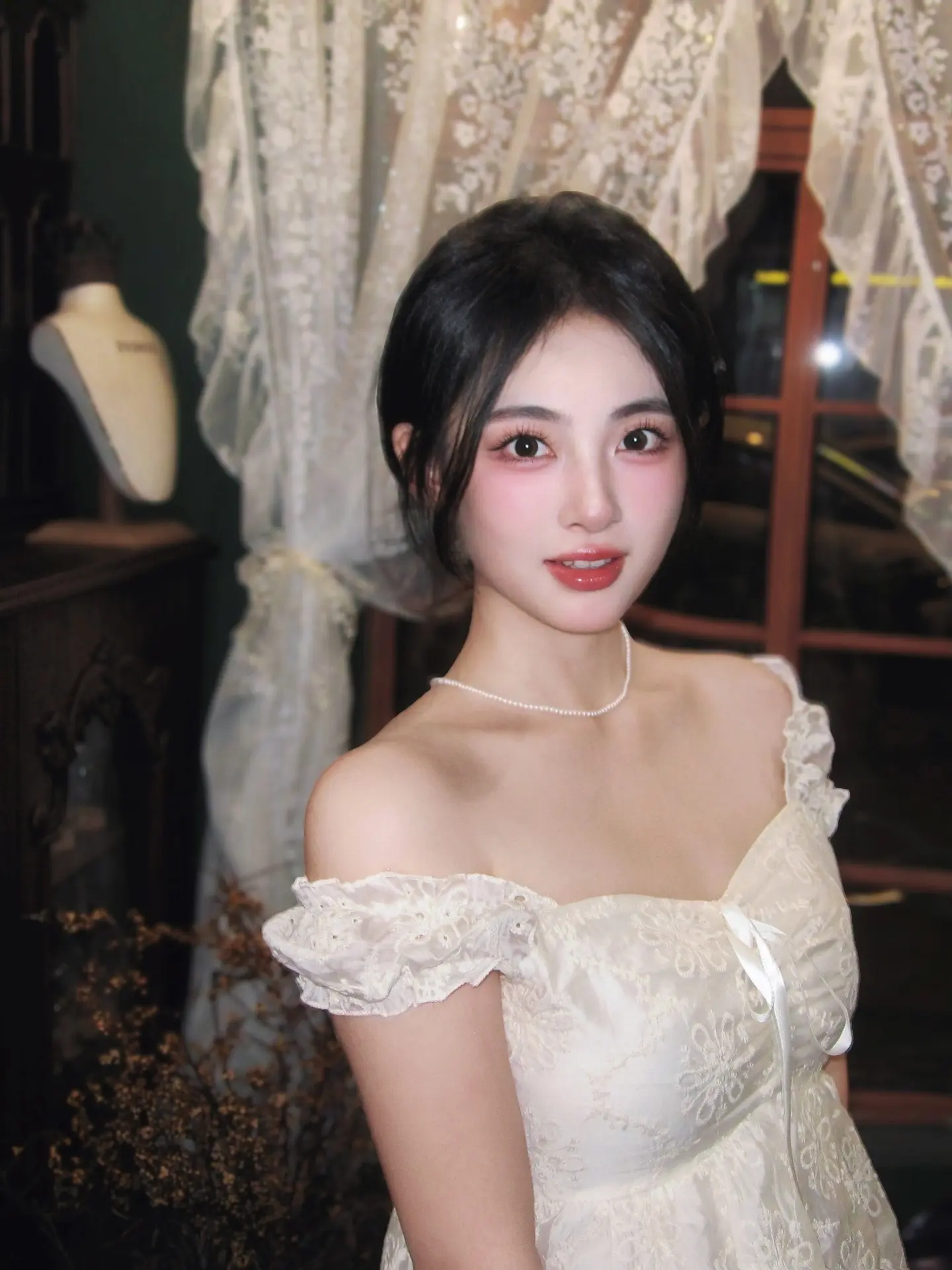 深不见底的眼眸，像晦涩难懂的书。