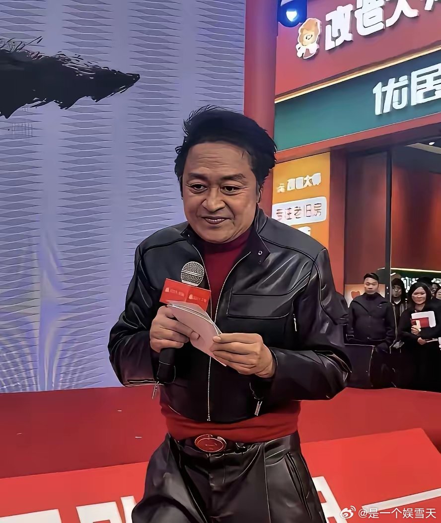 64岁的马景涛，杭州商演后脑着地晕倒了。那天35度高温，他穿着4层厚戏服，又唱又