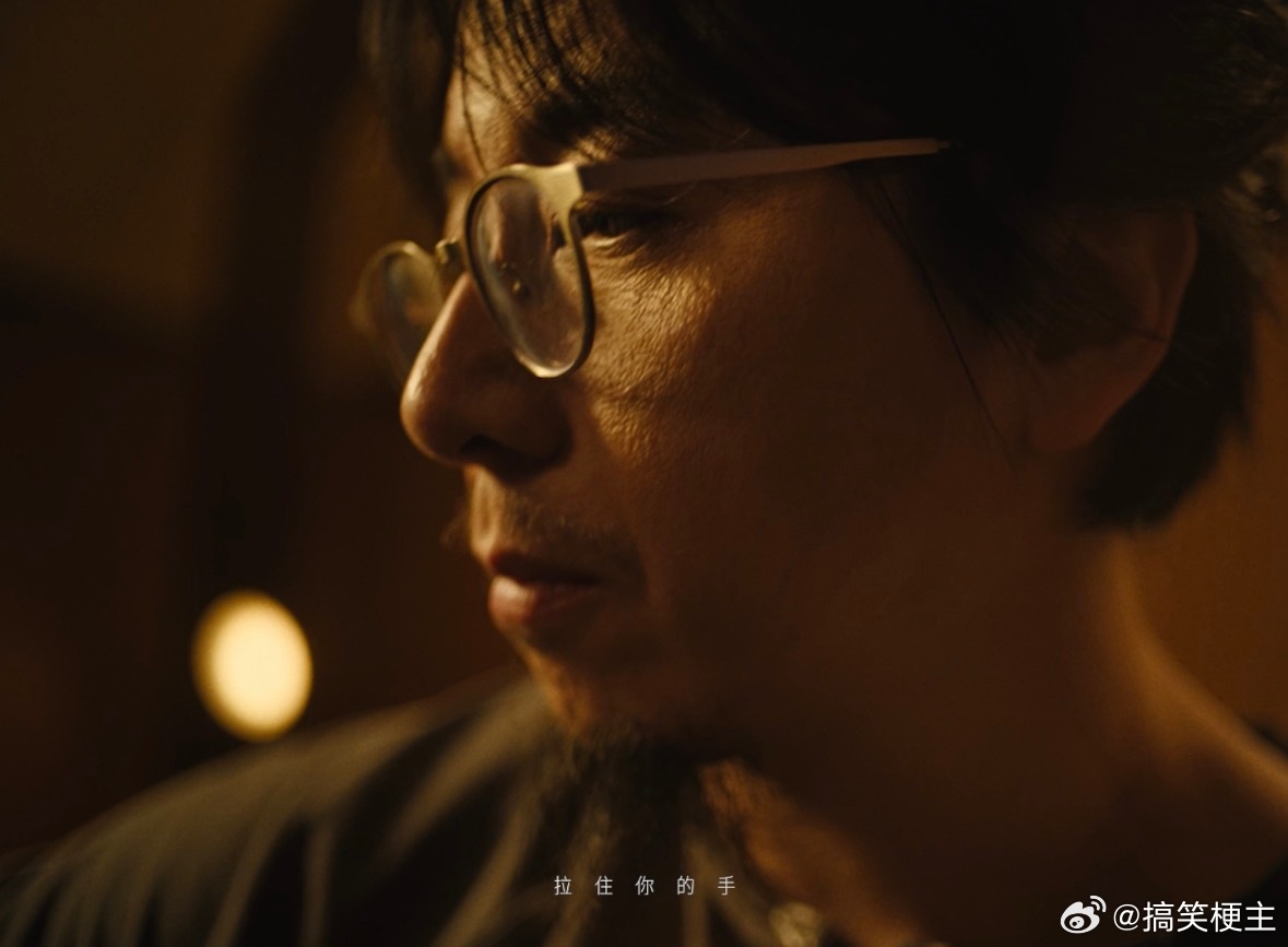窦靖童火星电台失重MV首发不同段落的编曲变化对应MV画面的风格切换，火星电台擅长