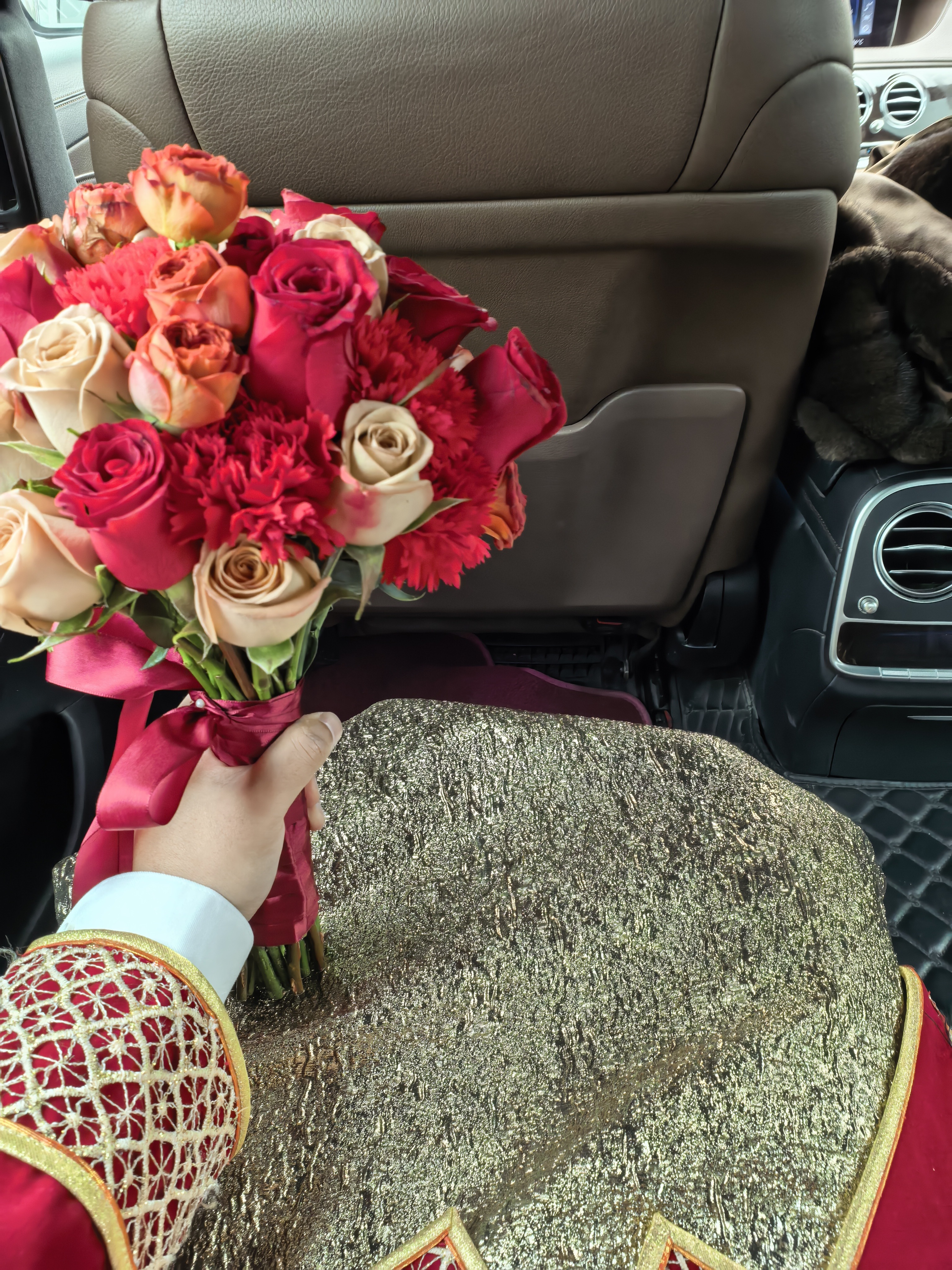 女子将敬酒服穿脏后焊接吊牌退货刚结完婚，个人感觉租一套是最有性价比的选择。说真的