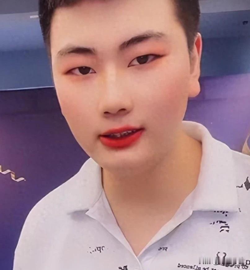 朱小伟第一次娶了陈亚楠，婚后不久两人离婚，后来跟陈萌结婚，陈萌生下儿子，小伟当爸