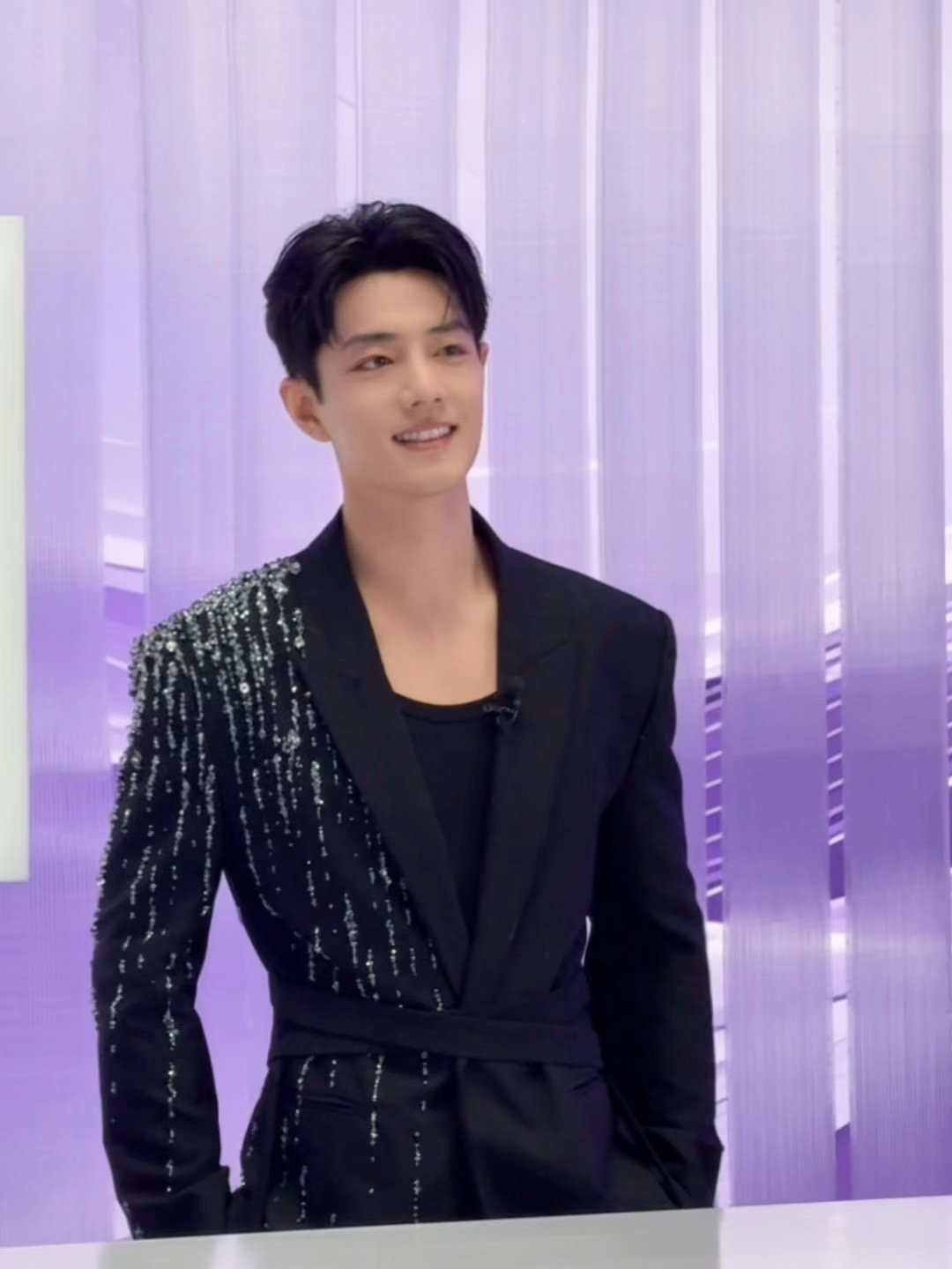 啊啊啊肖战这组图直接封神！? 与肖战共倚宇宙无垠之美 皮肤透亮五官精致，连发丝都