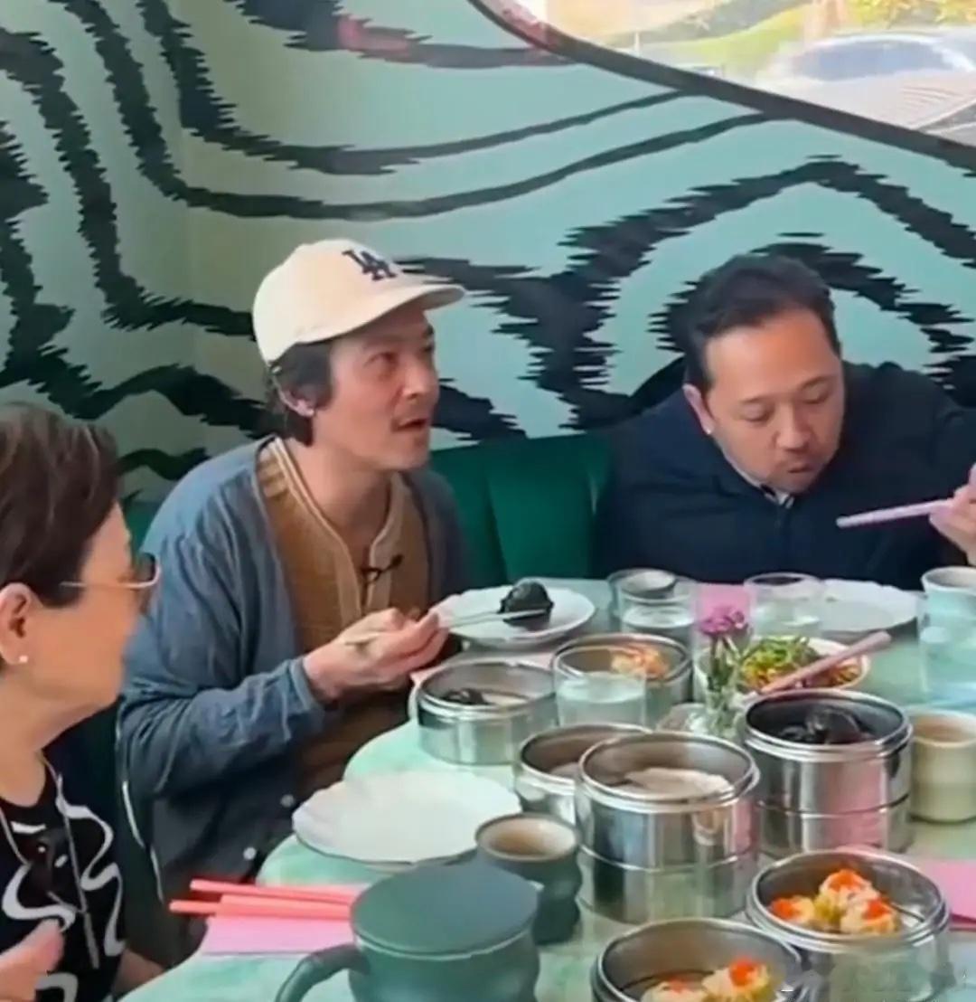 45岁陈冠希在美国一家中餐馆吃饭被偶遇，他的穿着打扮休闲而随性也不修边幅，留着小