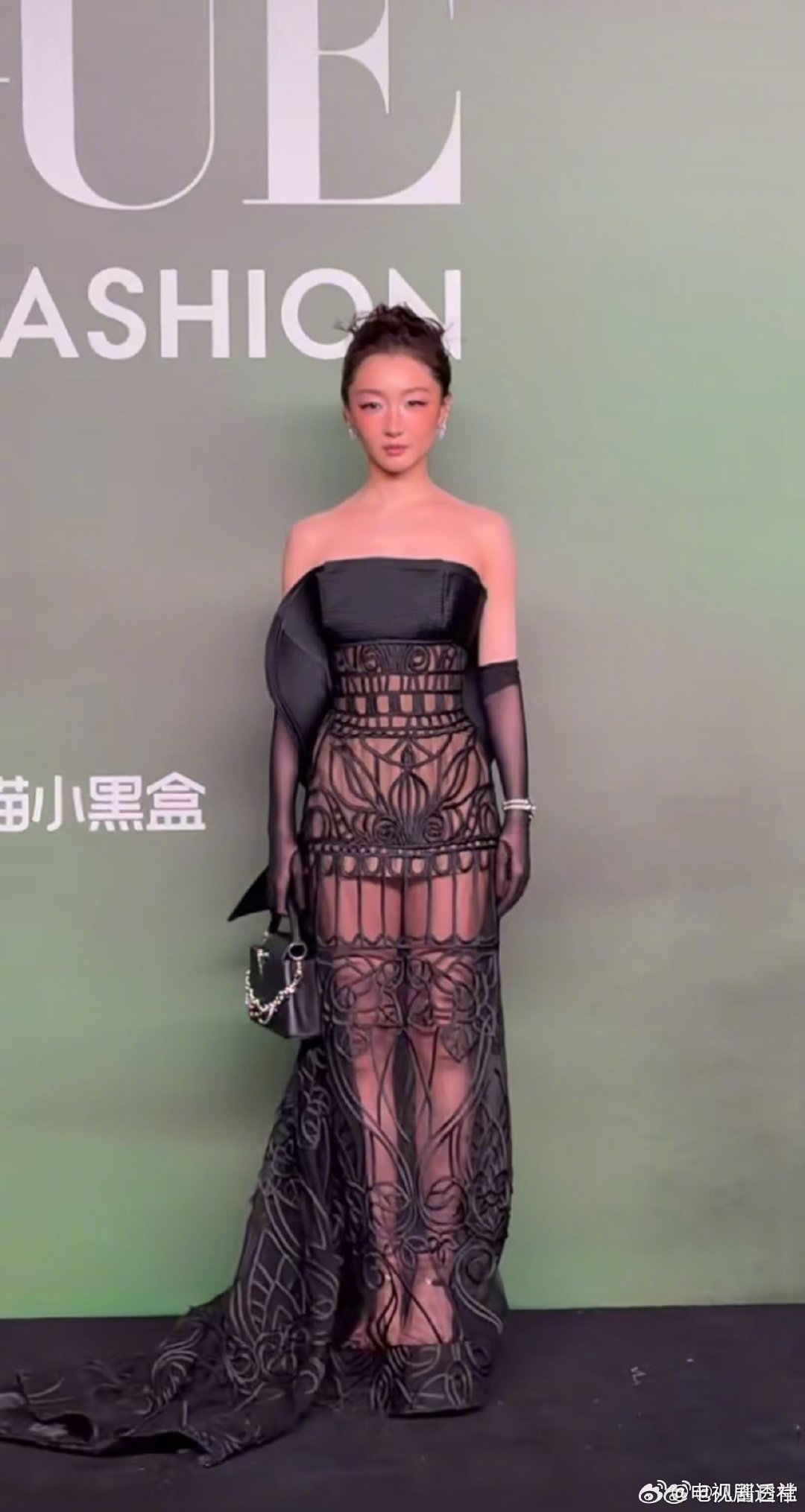 谁在陷害周冬雨谁给周冬雨选的衣服 VOGUE盛典红毯，谁给周冬雨选的衣服？ 谁在