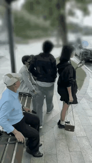 老人的反应太迅速了，不仅腿脚利索，动作迅速，而且脑子反应特别快，能够在最短的时间