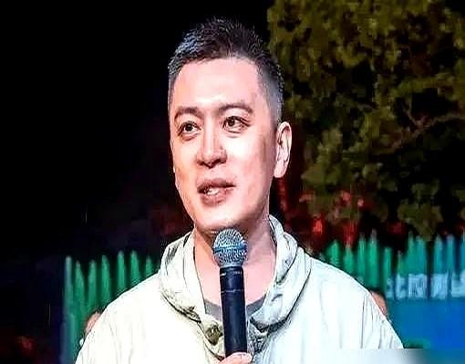 杨鸣真辞职了！辽宁男篮前主帅，CBA三连冠功勋，因为身体原因，一月份就卸任了。