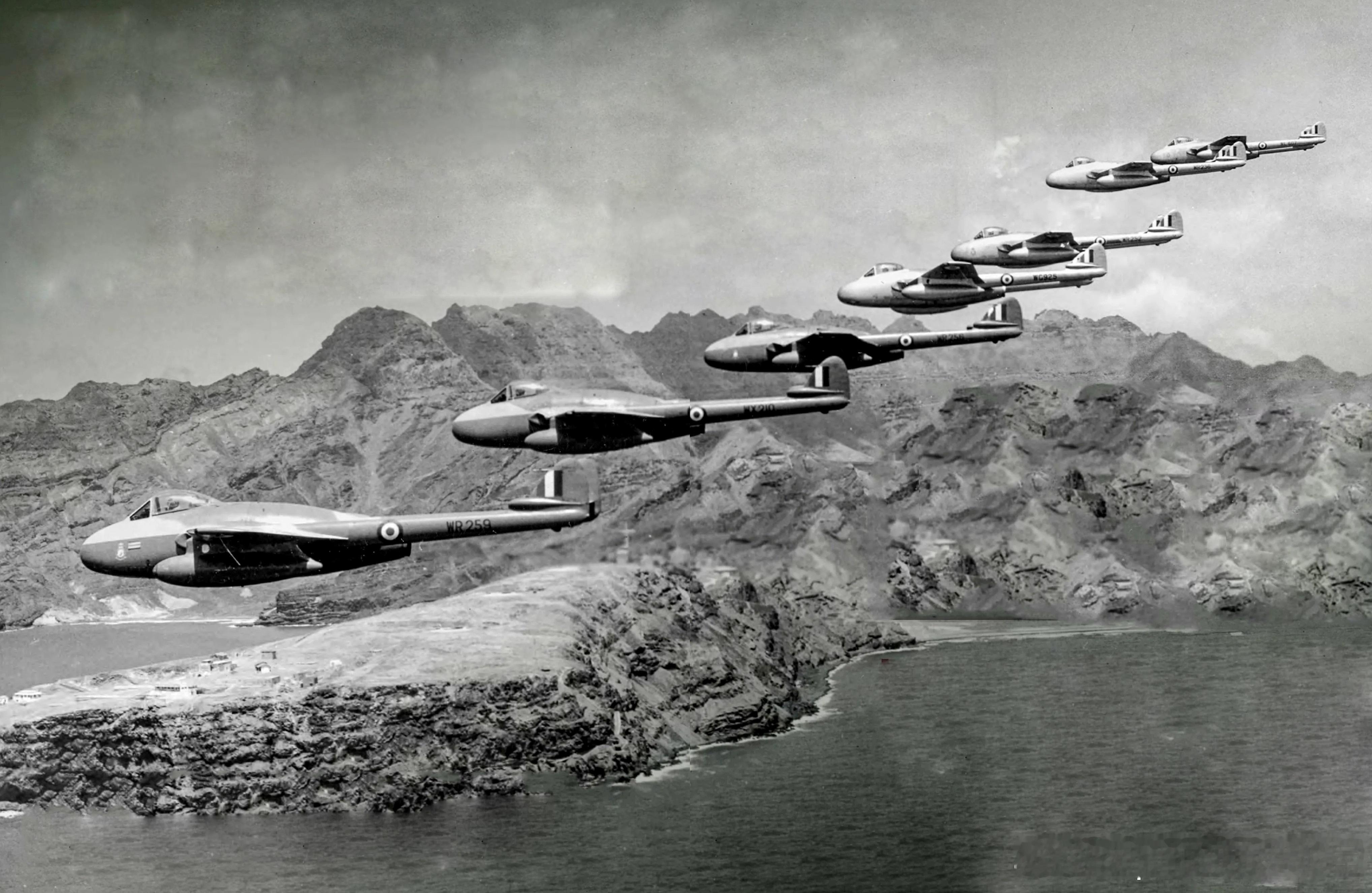 1951年英国皇家空 “吸血鬼”FB.9机群经过著名的亚丁火山口，亚丁市的大部分