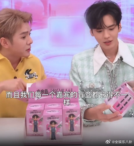 李佳琦毕雯珺拆盲盒拆出无予伦毕 笑不活了家人们！李佳琦吃瓜速度惊人，和毕雯珺拆盲