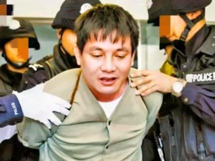 2013年，毒枭糯康在昆明看守所伏法。行刑时，因绳索勒得过紧，他被迫弓着腰站立。