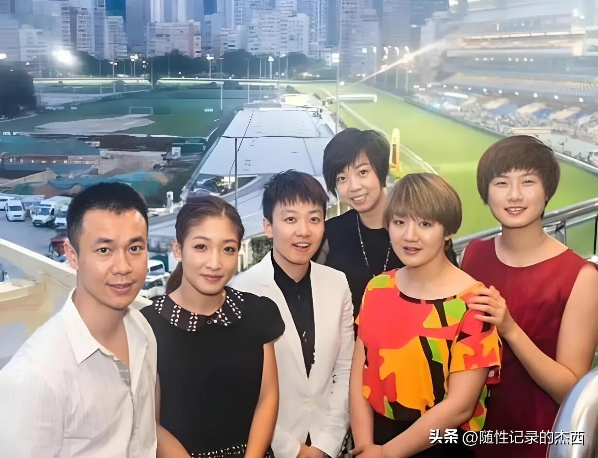 有没有发现女生还是要留长发的有女人味一些，这张多年前乒乓球运动员的合影里，一眼就