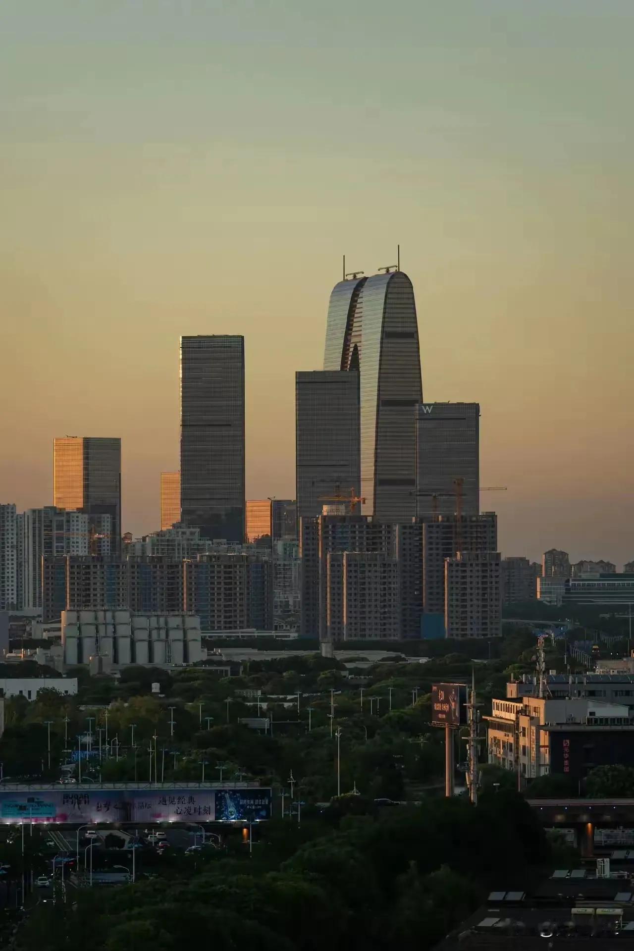 超高建筑对一个城市的意义太大了
全国来看，每个省会城市都以超高层为荣，切以井喷式