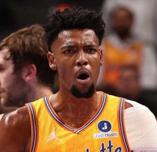 网页链接黄蜂111-106战胜马刺。米勒近10场比赛数据场均24.7分5.2篮板