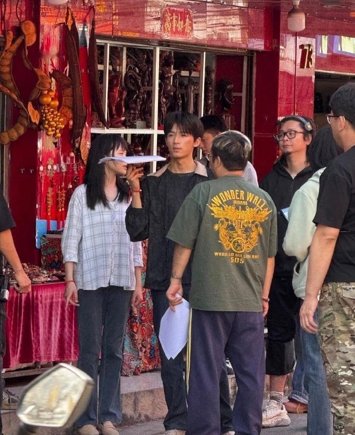 王星越暴虎人设王星越暴虎妆造网友在云南西双版纳偶遇王星越拍摄《暴虎》，穿休闲服饰