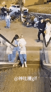 看不懂，走不动还带孩子出来？
