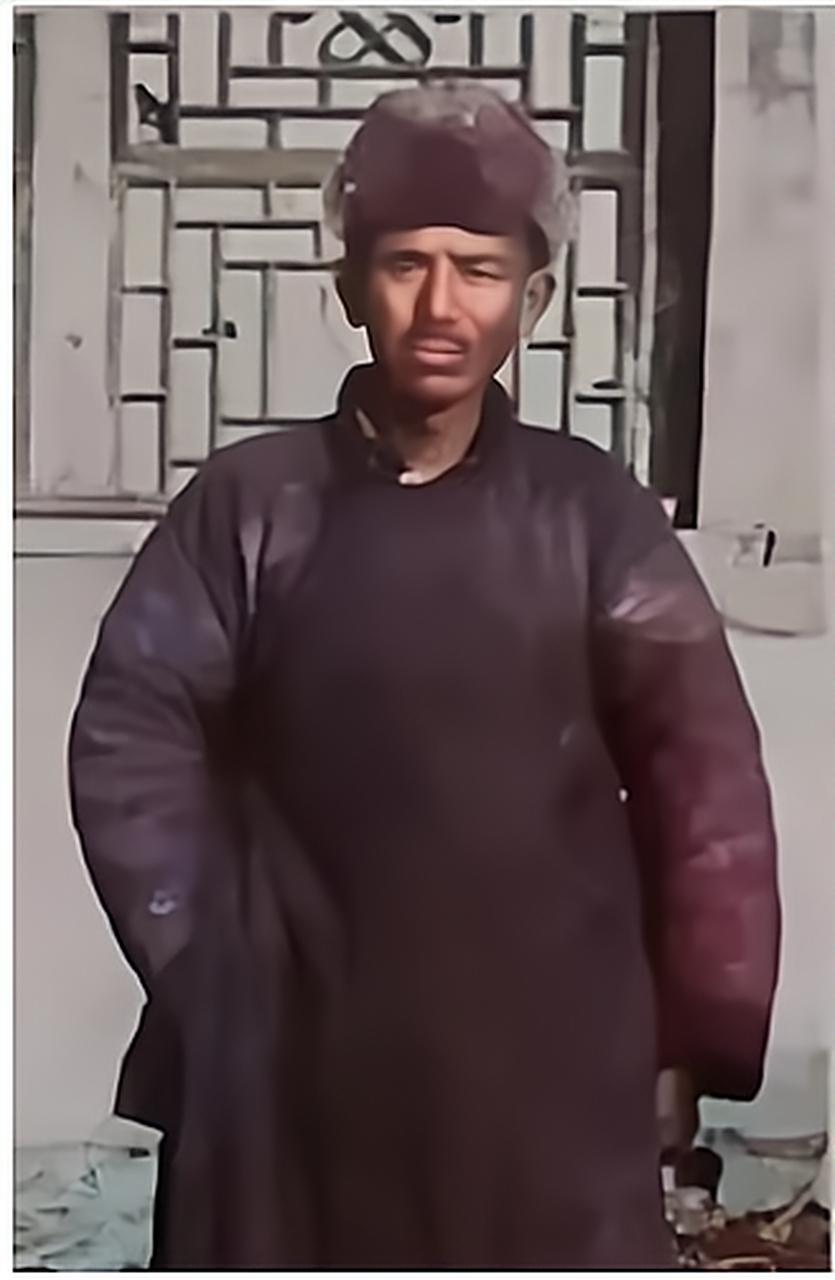 1938年，警卫员为了2000大洋出卖了赵庆吉，导致他在红花岭被俘，面对日军的威