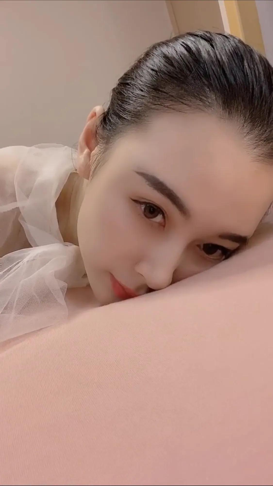 男子每次出差他老婆都依依不舍的送他到机场，男子非常感动的说：老婆，谢谢你！我会想