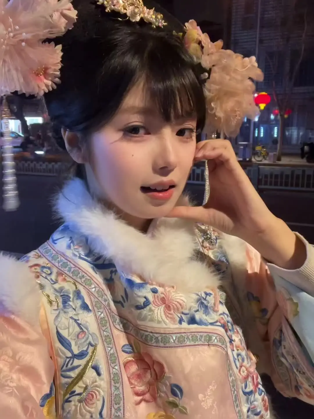 格格吃卤煮一边吃一边吐