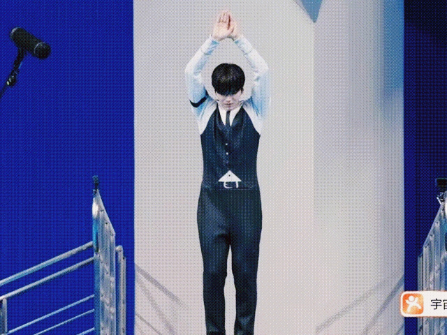 邵子恒跳水空中翻腾一周半 为勇敢的少年喝彩！ 邵子恒挑战高难度向前翻转一周半，挑