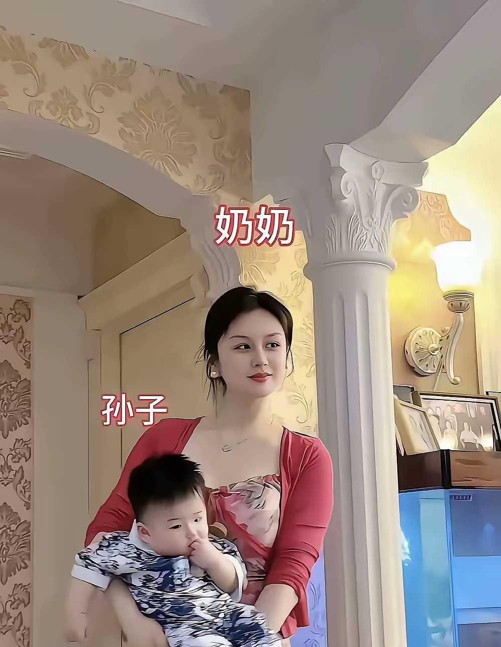 这么年轻就做奶奶了，这容颜顶多也就四十几岁，真是幸福啊！