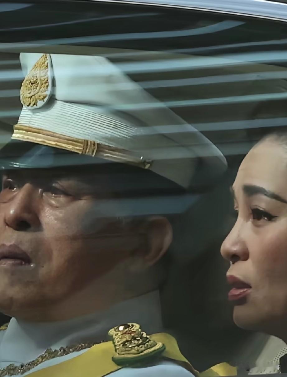 47岁的公主去世，老父亲眼含热泪前去送行。

灵车经过的沿线，泰国民众跪拜在地，