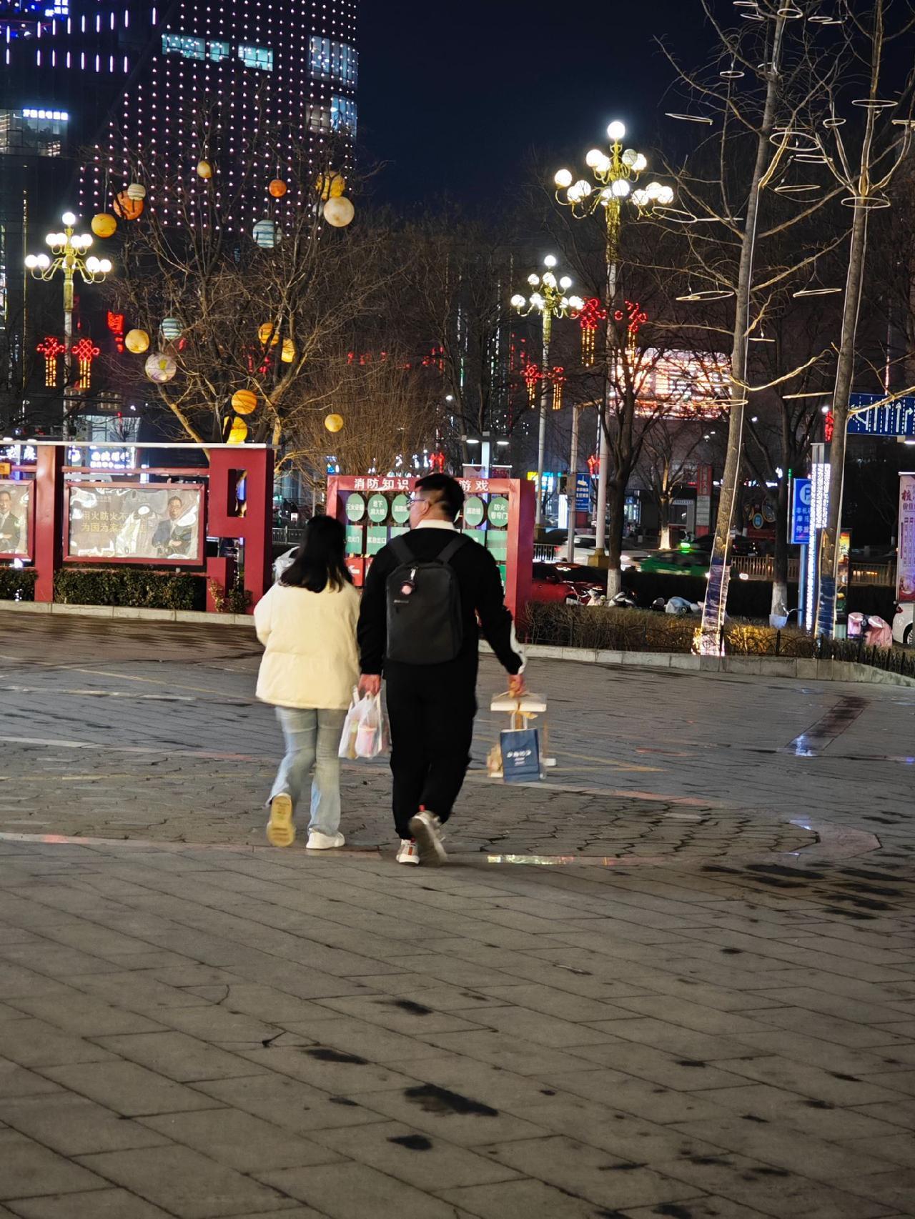 我跟未婚妻谈对象时，她家只有一个要求，只要我家把婚房的首付款付了就行。

至于月
