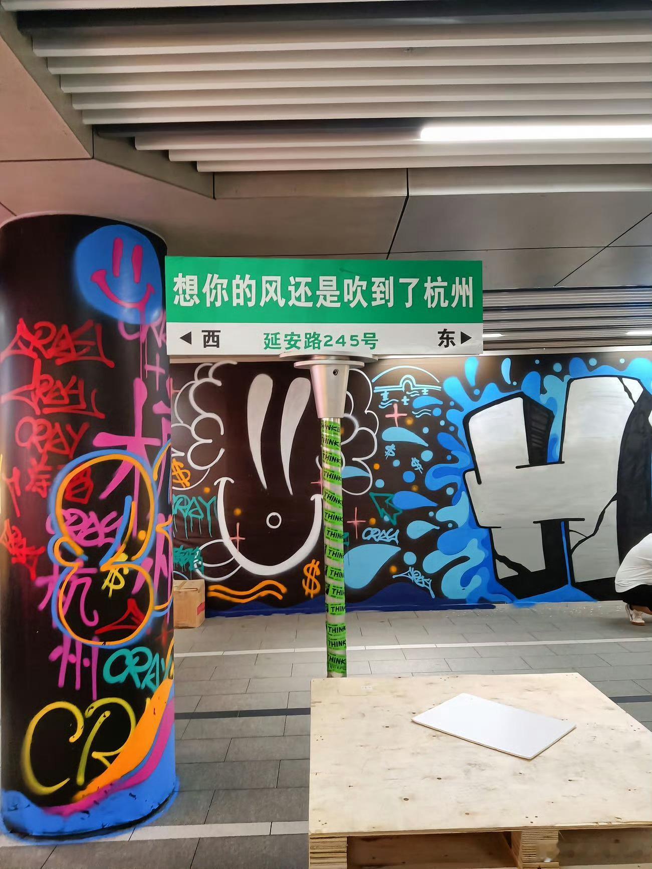 去杭州西湖打卡现代人的鹊桥 夜游西湖偶遇超火的现代鹊桥，来往游人满眼笑意，原来浪